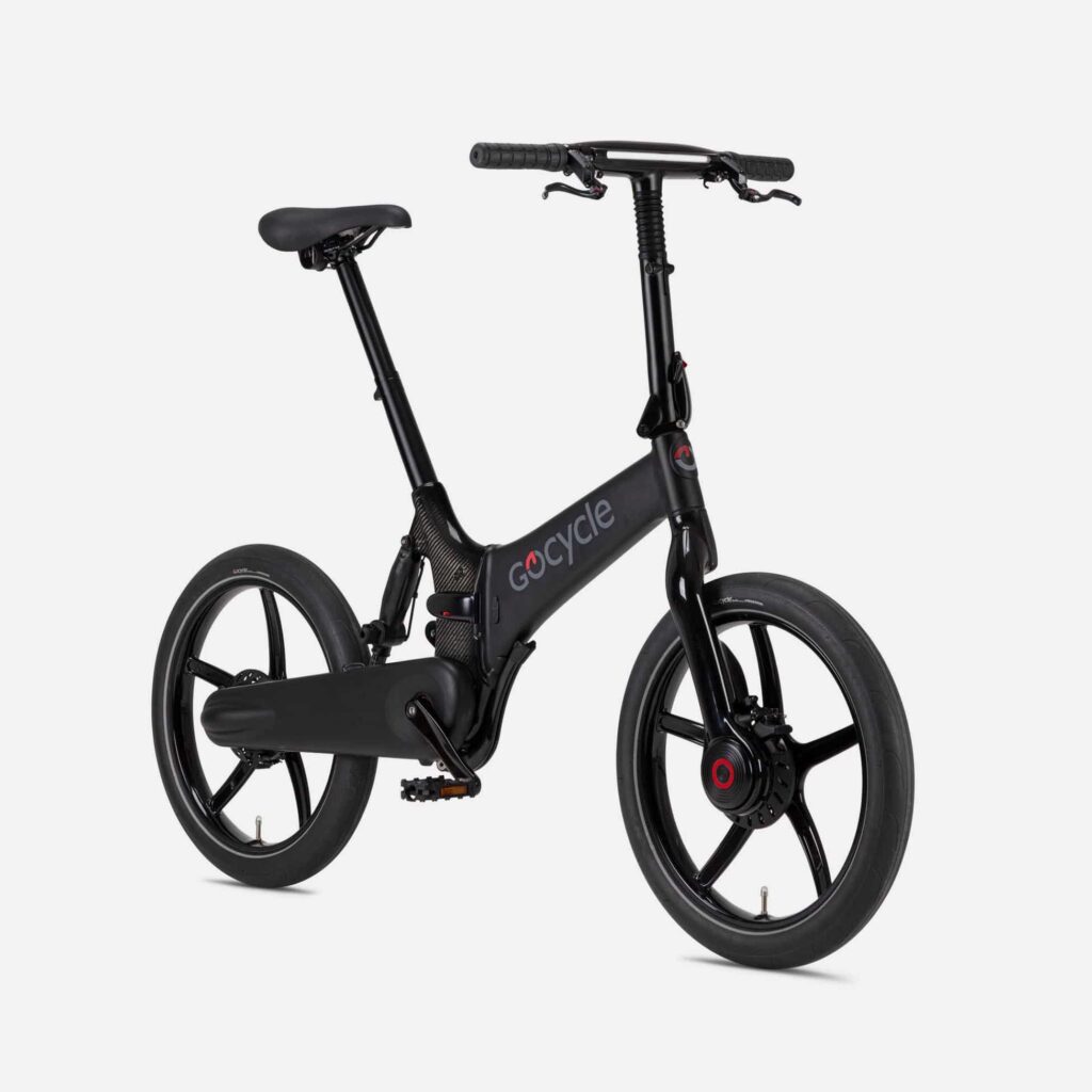 Gocycle G4i en color negro mate, desplegada y vista desde la parte frontal derecha, sobre un fondo blanco