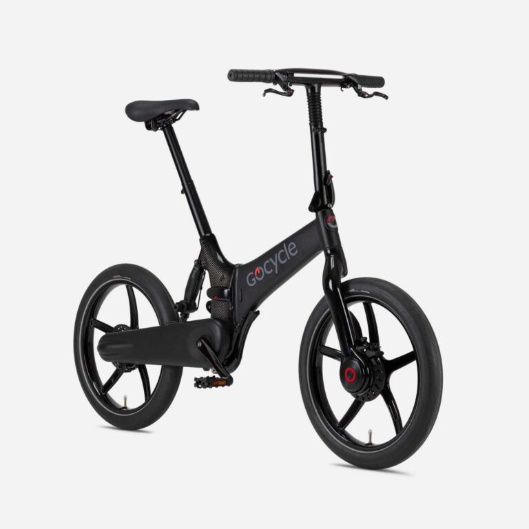 Gocycle G4i en color negro mate, desplegada y vista desde la parte frontal derecha, sobre un fondo blanco