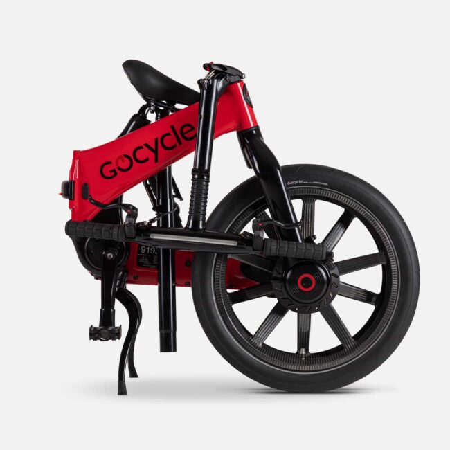 Gocycle G4i+ plegable en color rojo, vista desde la izquierda, sobre un fondo blanco