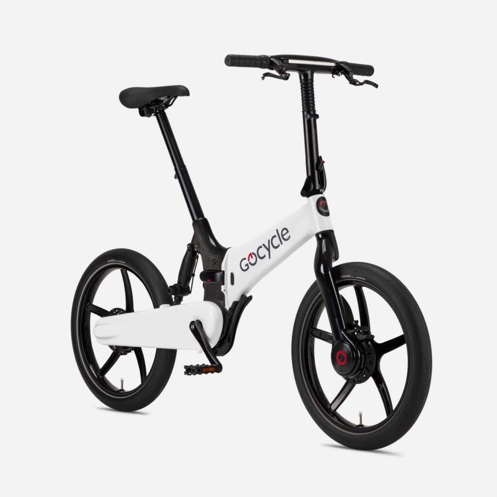 Gocycle G4i+ en color blanco, desplegada y vista desde la parte frontal derecha, sobre un fondo blanco