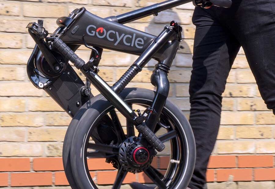 Persona plegando una bicicleta Gocycle