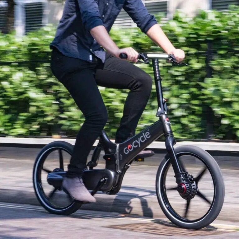 Ciclista en bicicleta eléctrica Gocycle G4i en la ciudad