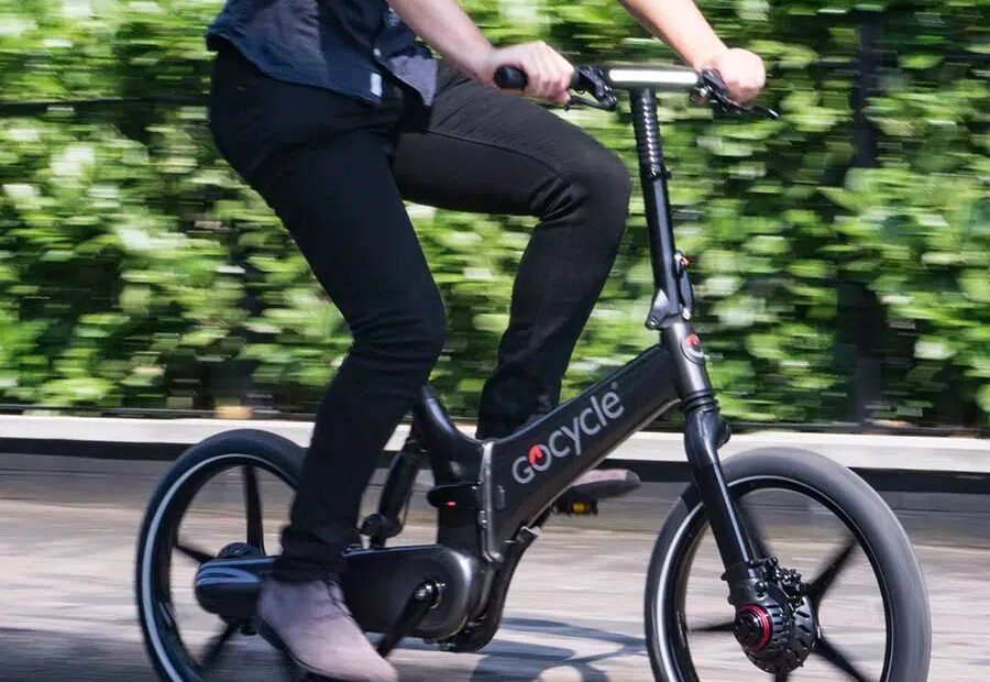 Ciclista en bicicleta eléctrica Gocycle G4i en la ciudad