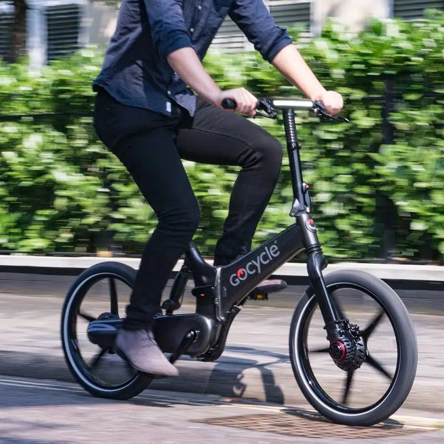 Ciclista en bicicleta eléctrica Gocycle G4i en la ciudad
