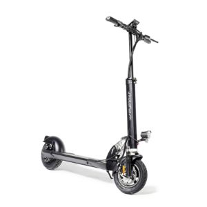 Patinete eléctrico en una calle urbana