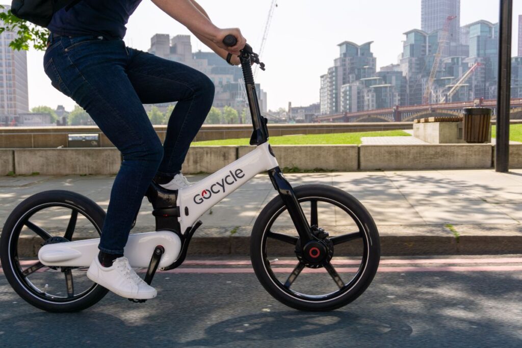 Ciclista en ebike en un carril bici separado en la ciudad