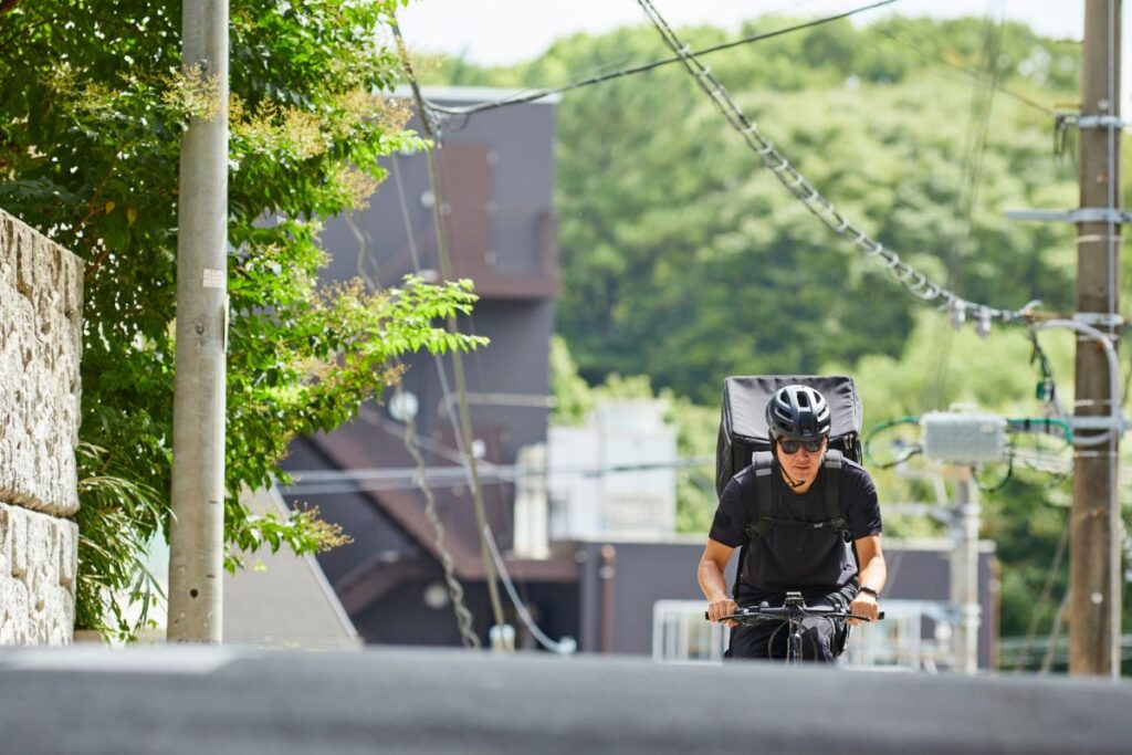 Bicicleta eléctrica subiendo una cuesta urbana