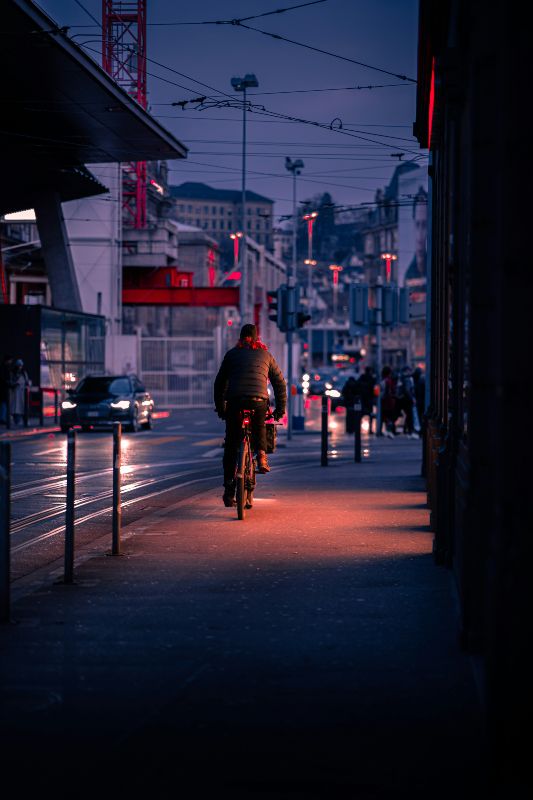 Bicicleta eléctrica en una calle urbana al amanecer
