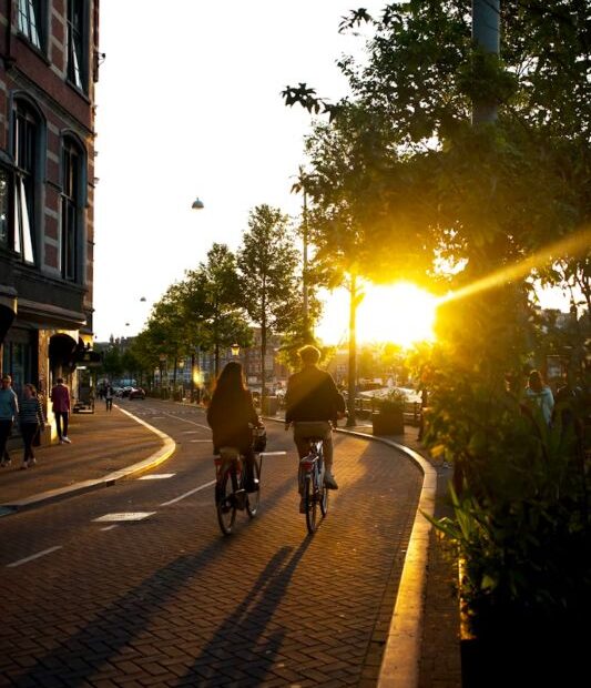 Bicicleta eléctrica Gocycle en la ciudad al atardecer