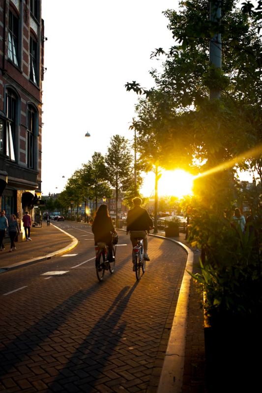 Bicicleta eléctrica Gocycle en la ciudad al atardecer
