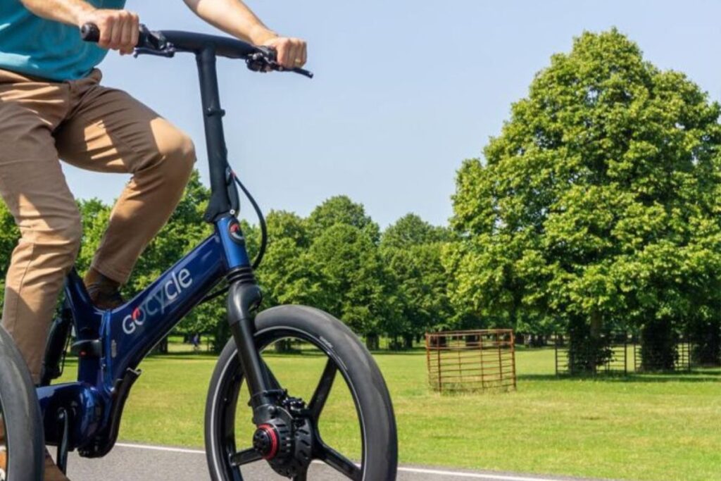 Ciclista disfrutando de un paseo en su Gocycle