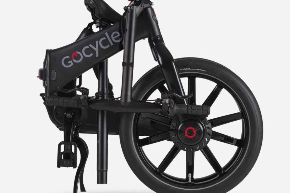 Bicicleta Gocycle G4 Matte Black plegada en un entorno urbano