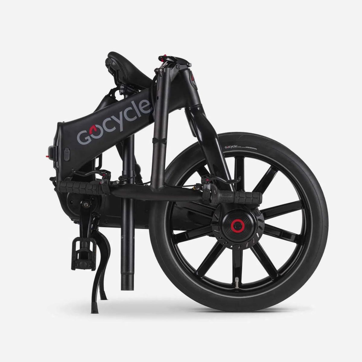 Bicicleta Gocycle G4 Matte Black plegada en un entorno urbano
