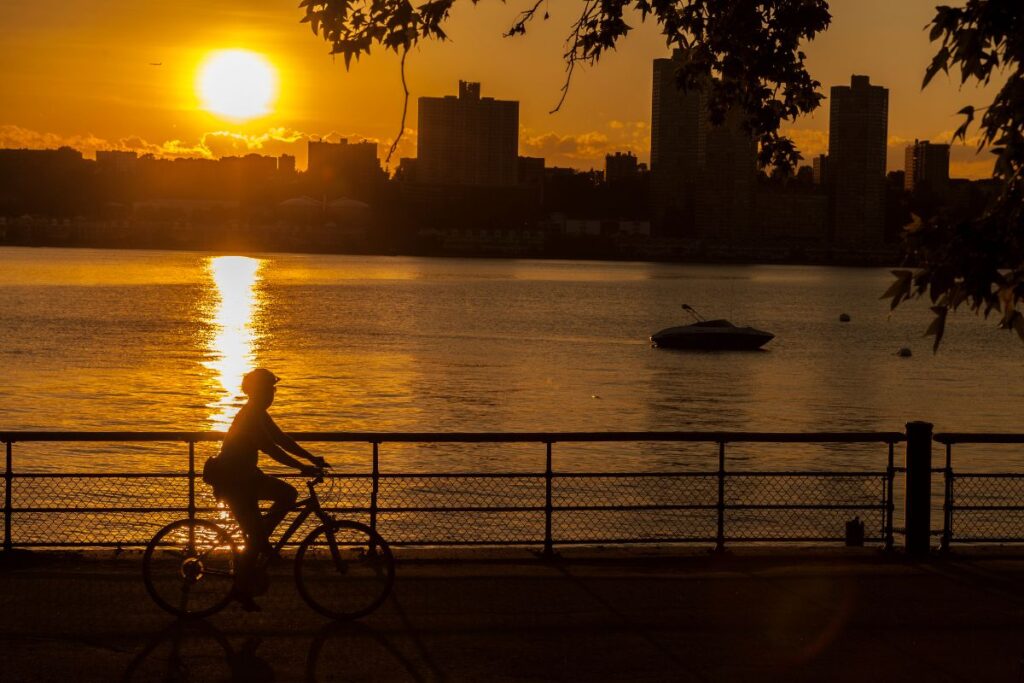 Paseo en bicicleta eléctrica al atardecer