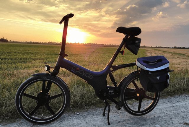 Gocycle G4 negra en un camino rural al atardecer, lista para cerrar el día con estilo.