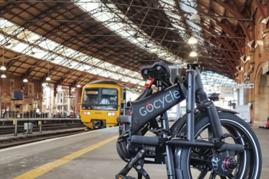 Bicicleta eléctrica Gocycle G4 plegada en entorno urbano.