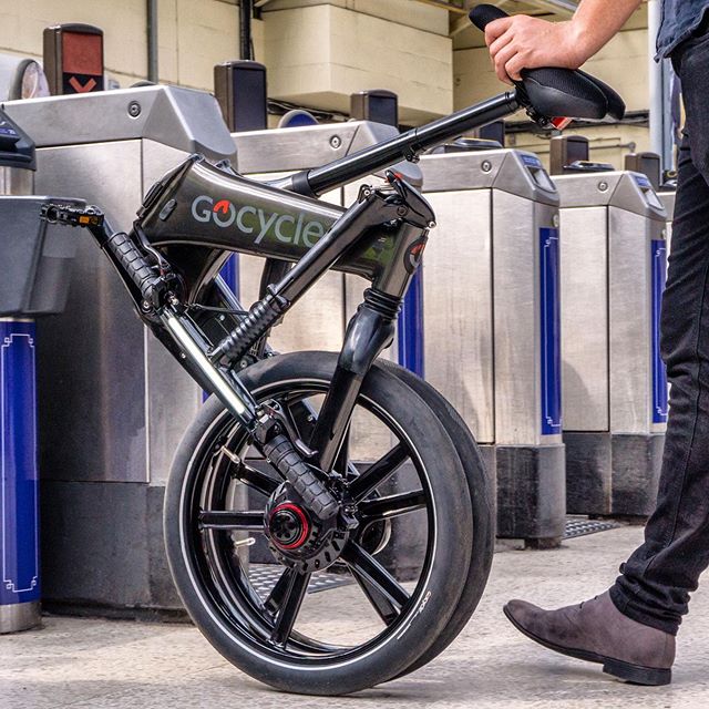 Bicicleta Gocycle G4i+ plegada en el metro.