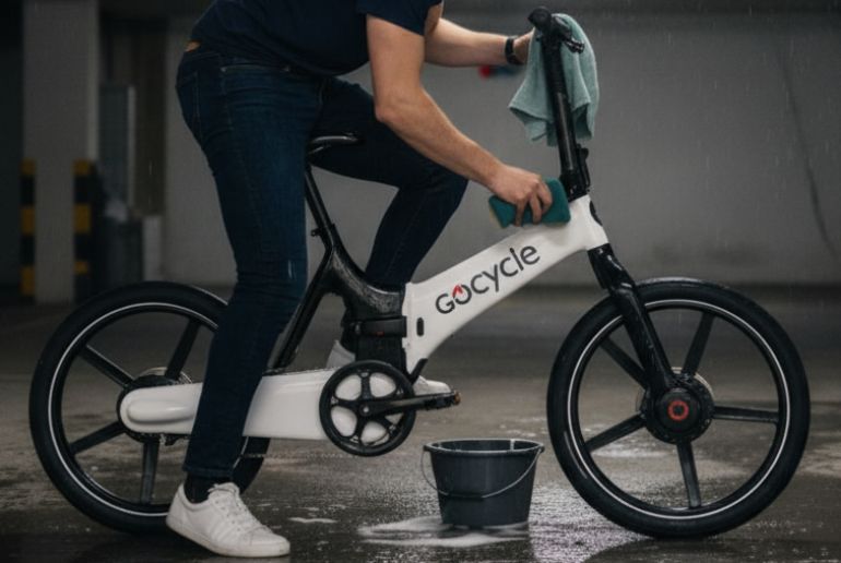 Limpieza de una ebike bajo la lluvia
