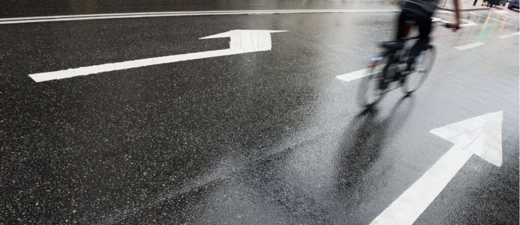 Bicicleta Gocycle en una calle urbana mojada