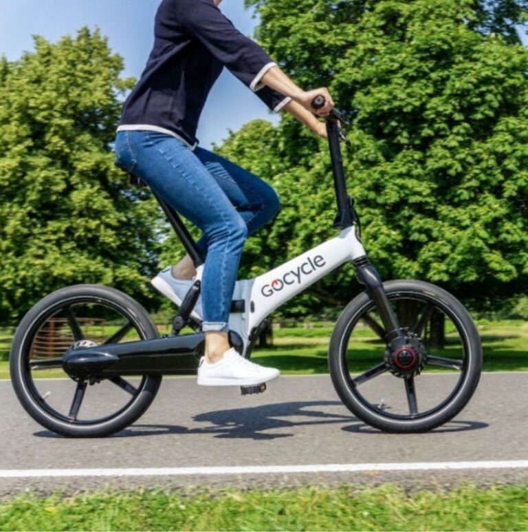 Ciclista disfrutando de un paseo en bicicleta Gocycle