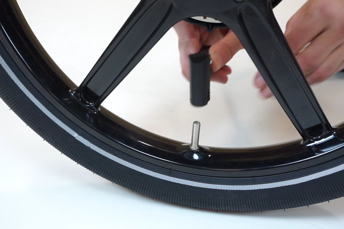 Ciclista ajustando neumáticos de bicicleta Gocycle