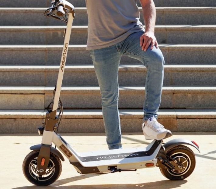 Persona usando un patinete eléctrico en la ciudad
