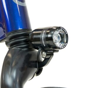 Bicicleta eléctrica con accesorios en la ciudad.