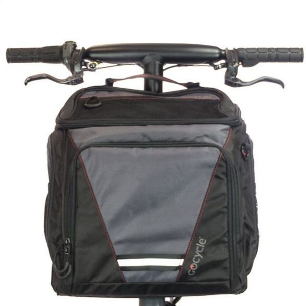 Ciclista urbano con mochila impermeable