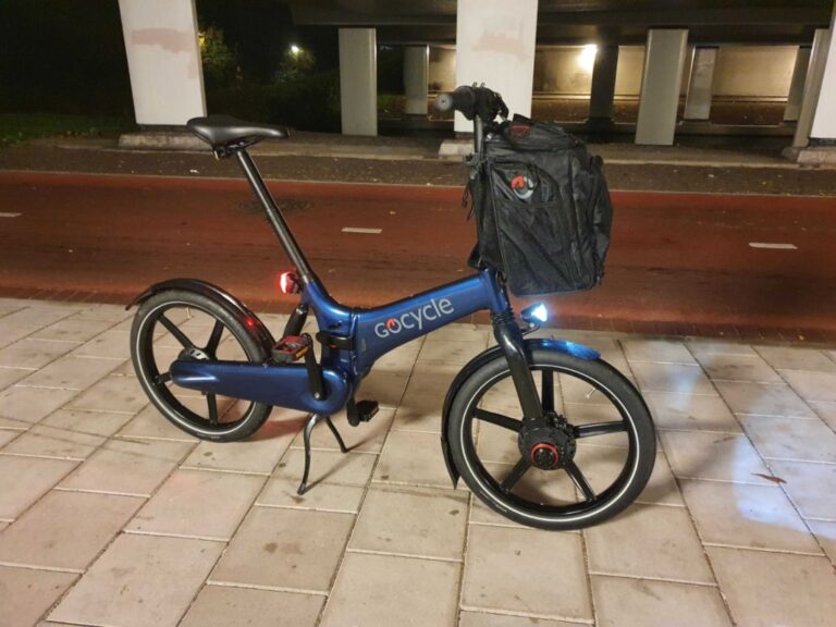Ciclista en carril bici con casco inteligente y luces LED.